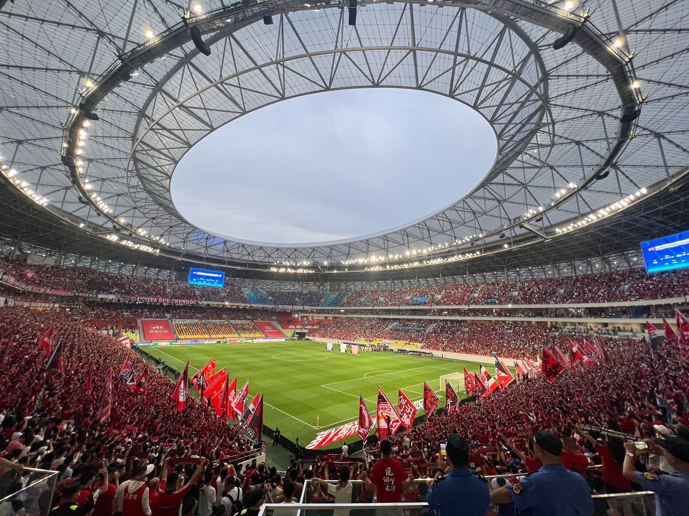 开云体育中国-足球赛场即将上演:球队准备充分迎接挑战