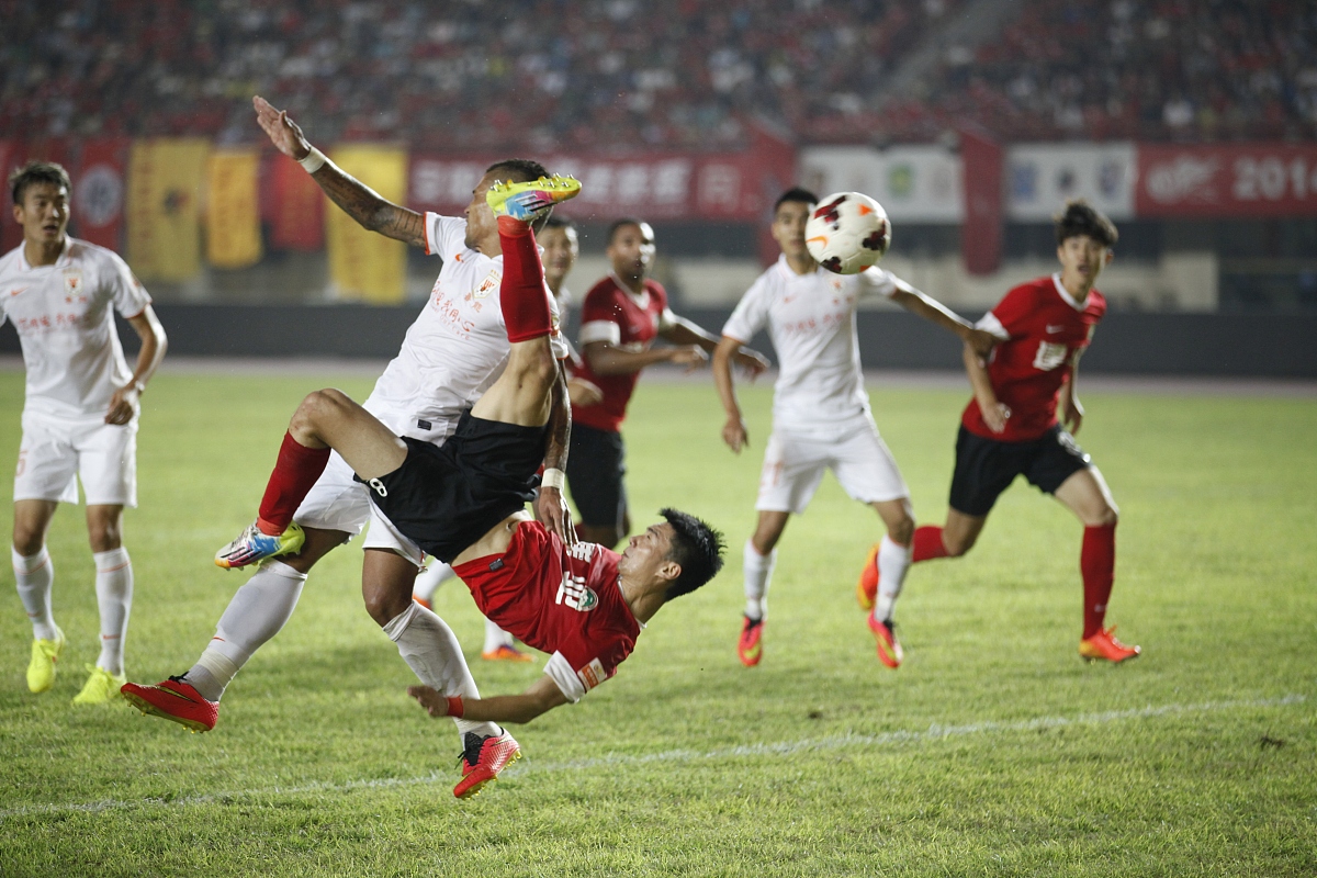 足球比赛精彩瞬间，球员们展现出色技术，赢得掌声