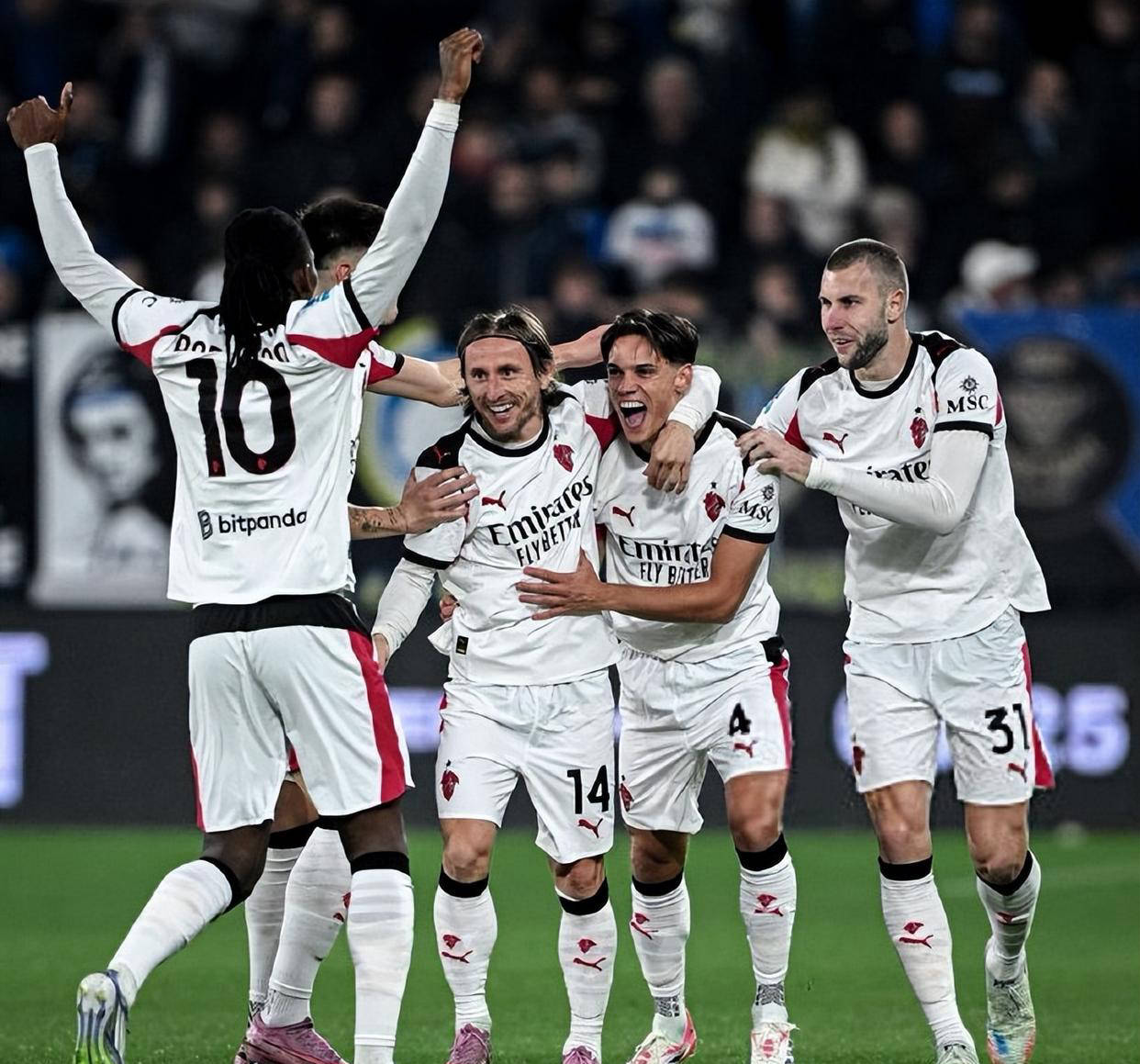 AC米兰翻盘里昂，本泽马扛起全队