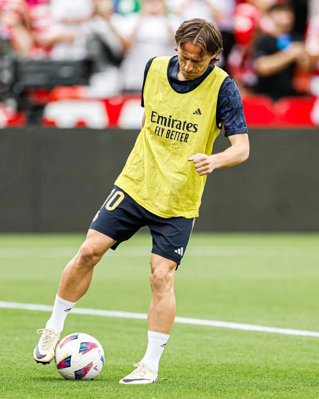 开云体育官网-格拉纳达客场不敌皇马,榜首位置受到挑战