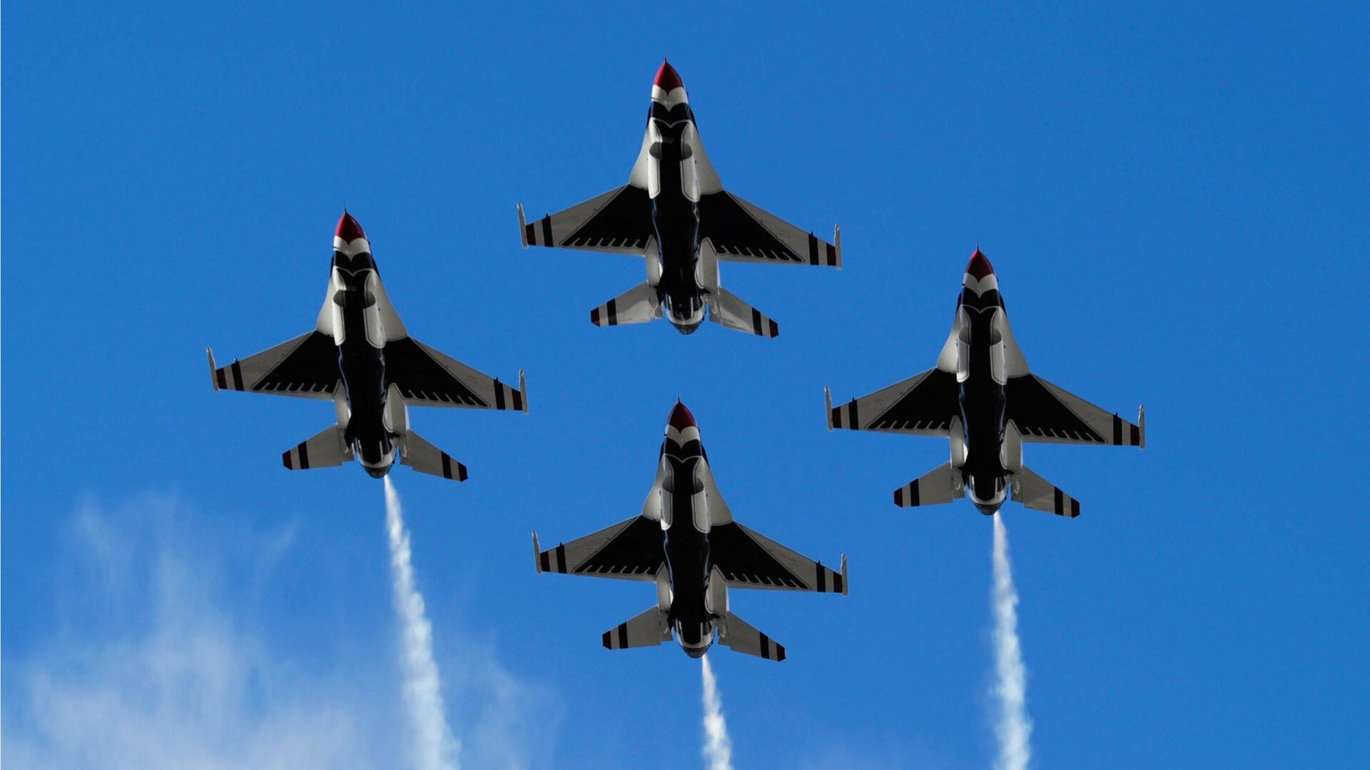 开云体育app-武切维奇生涯之夜闪耀东方，鹈鹕在深圳友谊赛中险胜主队，掀起篮球狂潮