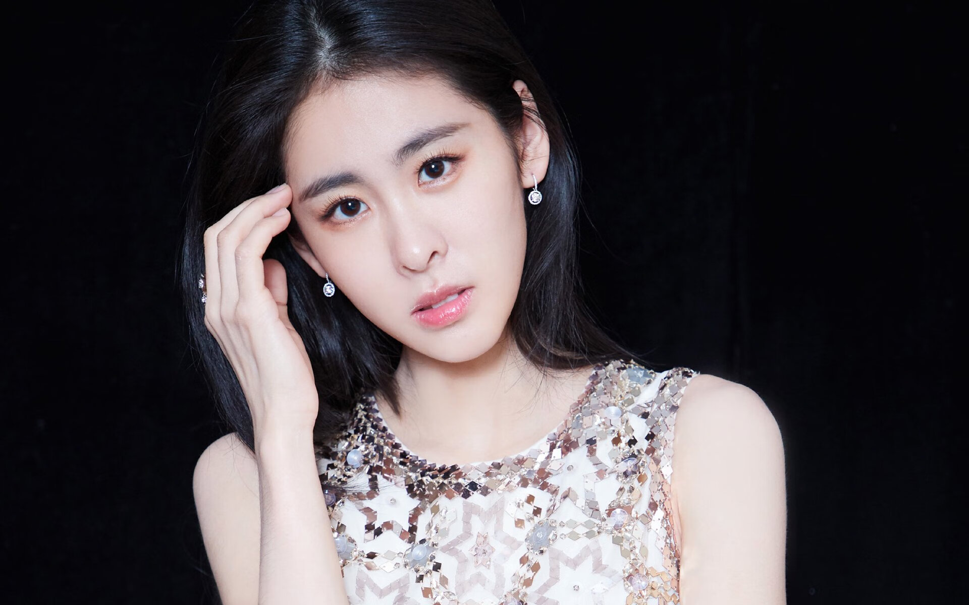 武切维奇生涯之夜闪耀东方,鹈鹕在深圳友谊赛中险胜主队,掀起篮球狂潮